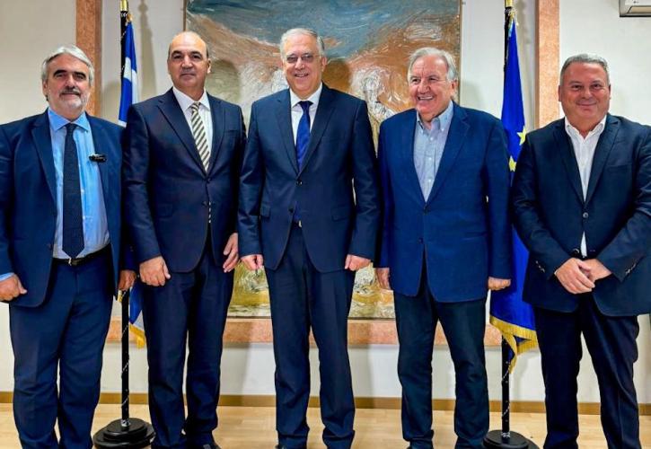 Συνάντηση Θεοδωρικάκου με Επιμελητήρια: «Να συμβάλλουν όλοι στην αποκλιμάκωση των τιμών»