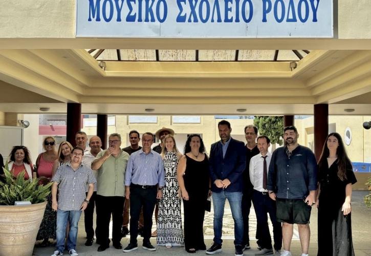 Επίσκεψη Σταϊκούρα σε σχολικές εγκαταστάσεις σε Ρόδο και Σύμη