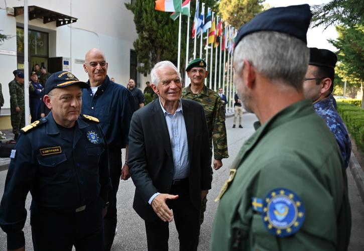 Επίσκεψη Δένδια και Μπορέλ στο Στρατηγείο της επιχείρησης «ΑΣΠΙΔΕΣ» στη Λάρισα