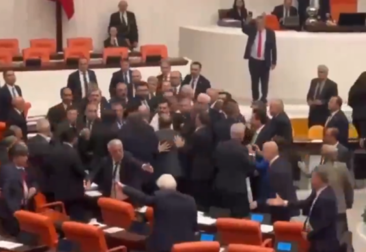Ξύλο μεταξύ βουλευτών στην τουρκική Εθνοσυνέλευση - Βίντεο
