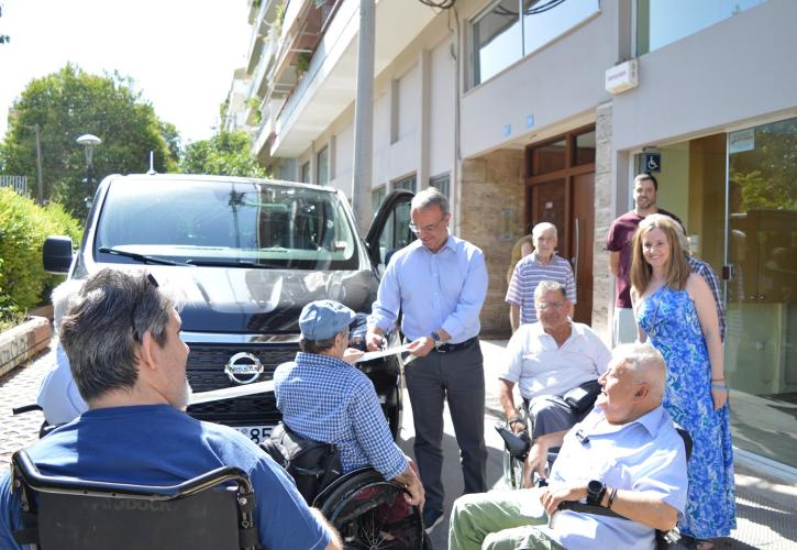 Υπ. Υποδομών και Μεταφορών: Παραδόθηκε ένα πλήρως προσβάσιμο βαν στον Πανελλήνιο Σύλλογο Παραπληγικών