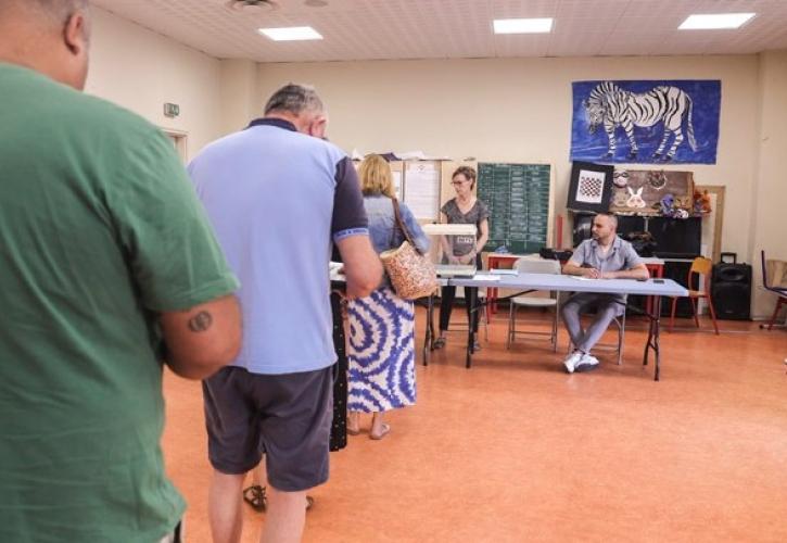 Γαλλία: Κανένα κόμμα δεν φαίνεται να κερδίζει την απόλυτη πλειοψηφία των εδρών