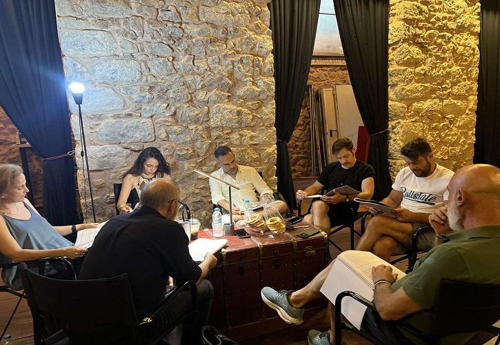 "Κράτα με": Στο θέατρο Εν Αθήναις από 14 Οκτωβρίου