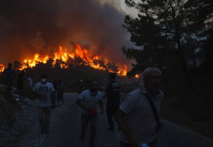 Σμύρνη: Συνεχής η μάχη με τις πυρκαγιές – Τρία τα μέτωπα