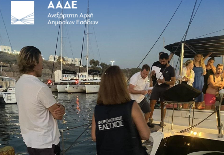 ΑΑΔΕ: «Ρεσάλτο» σε σκάφη ημερήσιας κρουαζιέρας που φοροδιαφεύγουν στη Σαντορίνη
