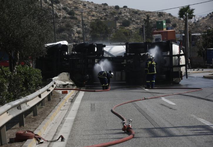 Διακοπή κυκλοφορίας στη λεωφόρο Σχιστού λόγω ανατροπής βυτιοφόρου - Εκκενώνεται προληπτικά η δομή