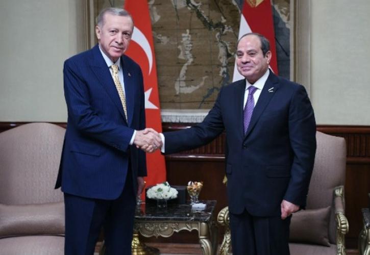 Στην Άγκυρα για πρώτη φορά έπειτα από 12 χρόνια ο Σίσι: Τετ α τετ με Ερντογάν