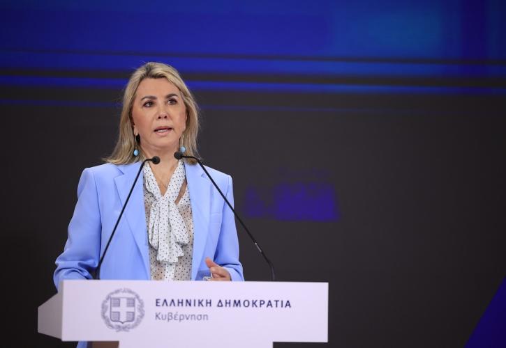 Μακρή: Χρειάζεται αγάπη για την τεχνολογία αλλά και όρια