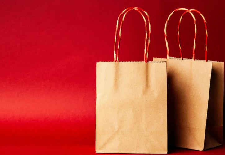 Klarna: Πόσα χρήματα θα ξοδέψουν για χριστουγεννιάτικες αγορές οι Έλληνες