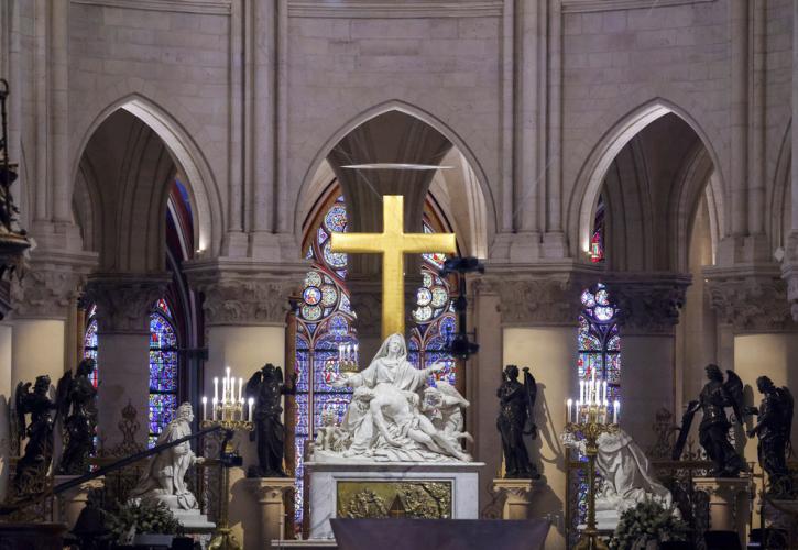 Γαλλία: Στο ρυθμό της θυρανοίξιας της Notre Dame το Παρίσι