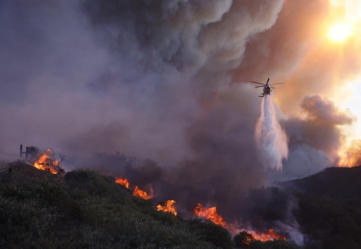 Σε πύρινο κλοιό παραμένει το Λος Άντζελες - 5 οι νεκροί