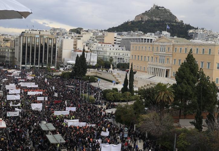 Εκτενή ρεπορτάζ σε μεγάλα ΜΜΕ για τις μαζικές διαδηλώσεις για το δυστύχημα των Τεμπών