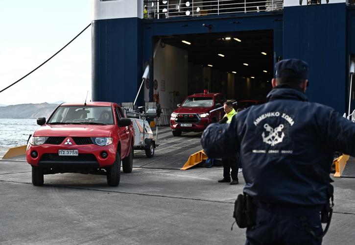 Σαντορίνη: Έφτασαν οχήματα του Στρατού, της Πυροσβεστικής, της Αστυνομίας και του ΔΕΔΔΗΕ