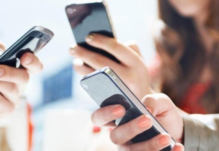 Πόση ώρα περνούν την ημέρα στο ίντερνετ από το κινητό οι Έλληνες
