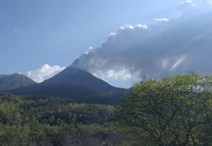 Έκρηξη ηφαιστείου στην Ινδονησία - Οι στάχτες εκτοξεύτηκαν σε ύψος 8.000 μέτρων