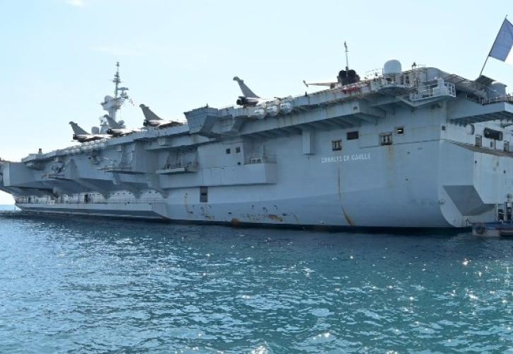 Επίσκεψη αρχηγού ΓΕΝ στο γαλλικό αεροπλανοφόρο Charles De Gaulle στο λιμάνι του Πειραιά