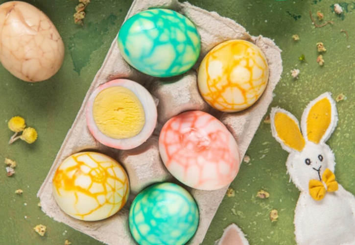Marble eggs: Πώς να βάψετε τα αυγά με εφέ μαρμάρου
