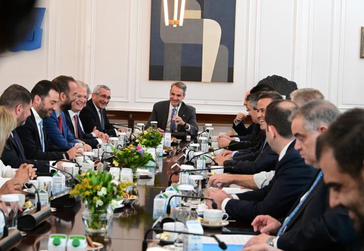 Συνάντηση Μητσοτάκη με περιφερειάρχες: Στο επίκεντρο η υλοποίηση των προγραμμάτων ΕΣΠΑ και ο καλύτερος συντονισμός