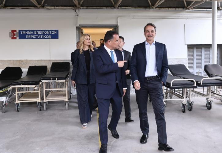 Επίσκεψη Μητσοτάκη στον Ευαγγελισμό: Ενημερώθηκε για το «βραχιολάκι» στο ΤΕΠ