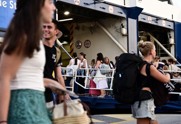 Δημογραφικό: Το 39% των νέων προτιμούν να ταξιδεύουν, μόλις το 21% ενδιαφέρεται να κάνει οικογένεια