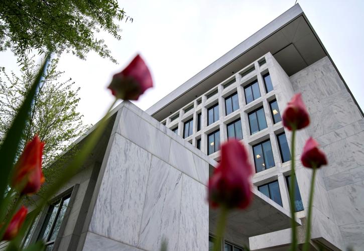 «3x3» από Fed: Στον «πάγο» τα επιτόκια - Ρίσκα για πληθωρισμό και ανεργία
