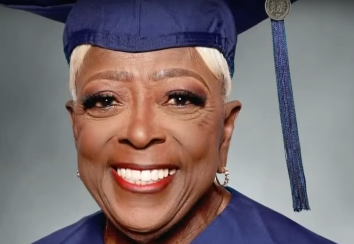 79χρονη πήρε πτυχίο μετά από έξι δεκαετίες αναβολής