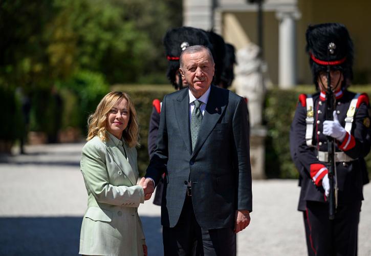 Τηλεφωνική επικοινωνία Μελόνι - Ερντογάν: Στο τραπέζι το ουκρανικό