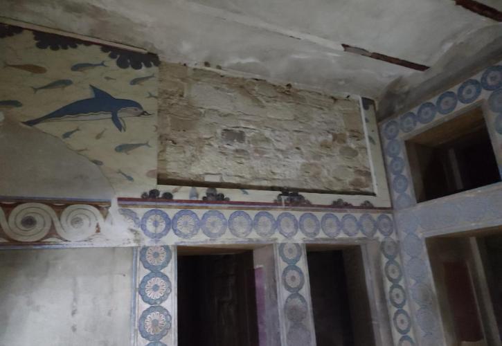 Κνωσός: Ολοκληρώθηκε η συλλογή και απομάκρυνση των θραυσμάτων του αντιγράφου της τοιχογραφίας των Δελφινιών