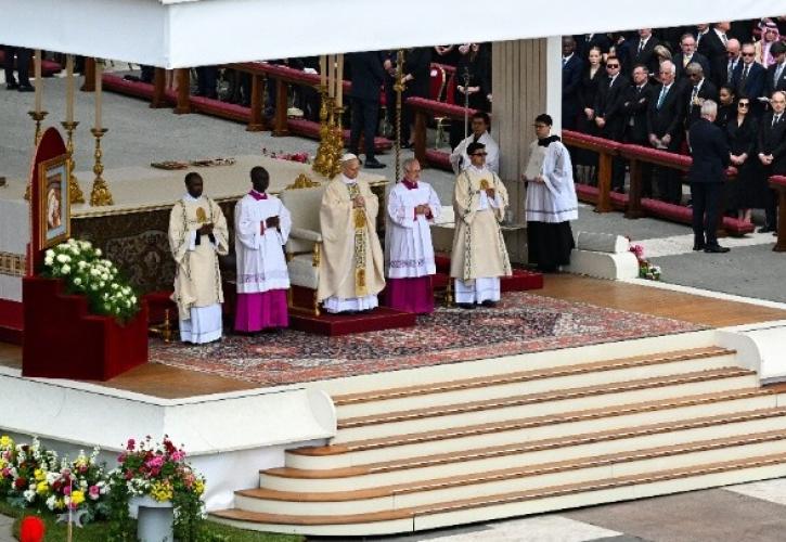 Πάπας Λέων ΙΔ': Με επέλεξαν χωρίς να έχω καμία αξία, είμαι αδελφός και υπηρέτης σας