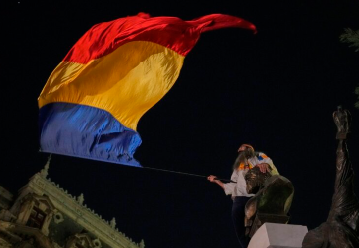 Βυθίζεται στην πολιτική κρίση η Ρουμανία μετά την παραίτηση Τσολάκου