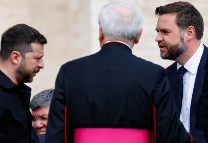 Βανς και Ζελένσκι συζήτησαν στη Ρώμη την αυριανή τηλεφωνική επικοινωνία Τραμπ-Πούτιν