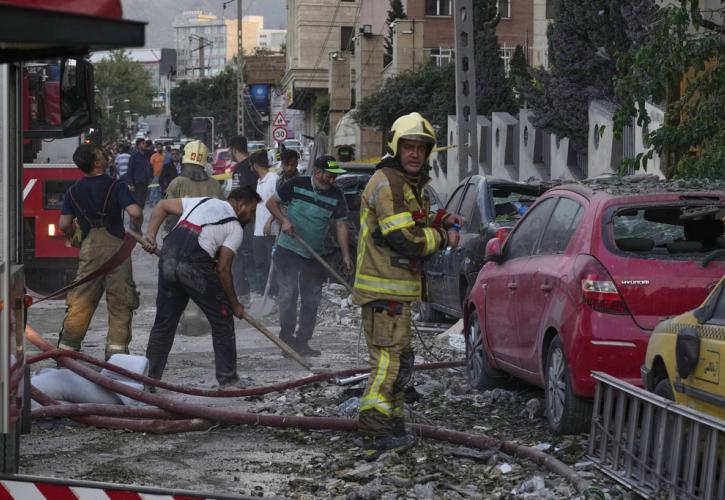 Μ. Ανατολή: Νέα ισραηλινά πλήγματα στην Τεχεράνη, πάνω από 450 οι νεκροί στο Ιράν - «Ο Χαμενεΐ θα έχει την τύχη του Σαντάμ»