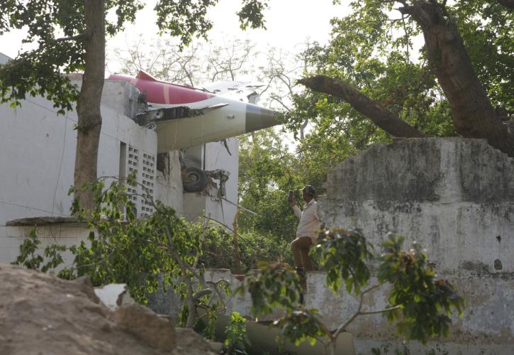 Αεροπορική τραγωδία στην Ινδία: Νεκροί 241 επιβαίνοντες και 1 επιζών