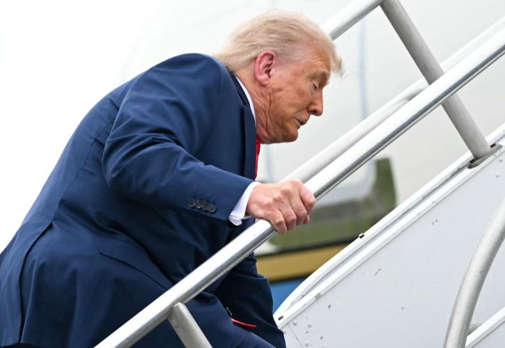 Ο Τραμπ σκόνταψε ανεβαίνοντας τη σκάλα του Air Force One