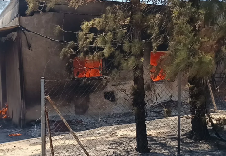 Καίγονται σπίτια στην Παλαιά Φώκαια, διαδοχικές εκκενώσεις - Στη «μάχη» 13 εναέρια μέσα, σε ετοιμότητα το Λιμενικό για παροχή συνδρομής