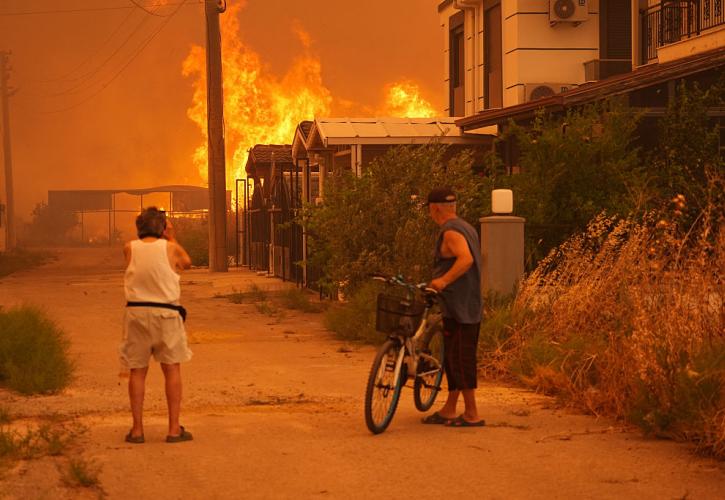 Σμύρνη: Συνεχίζεται για δεύτερη μέρα η μάχη με τις φλόγες - «Βρέχει» στάχτη σε Ανατολικό Αιγαίο και Κρήτη