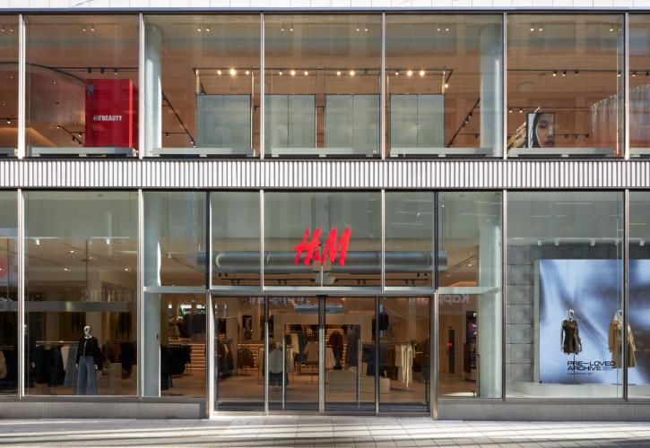 H&M: Επαναλειτουργία των ανανεωμένων καταστημάτων σε Αθήνα και Πειραιά