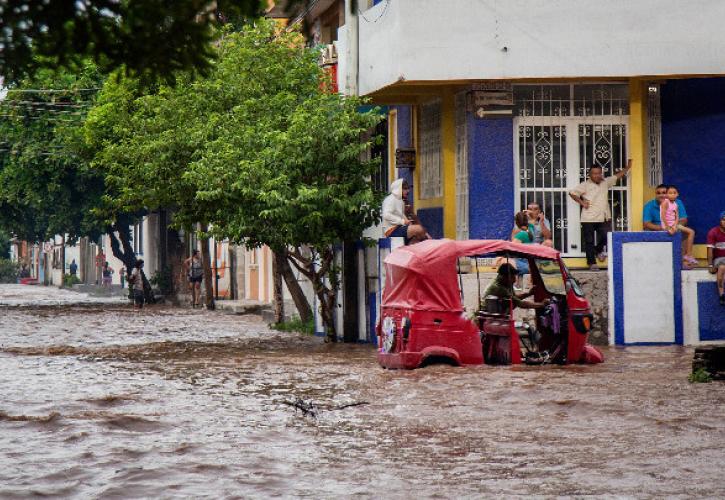 Μεξικό: Τουλάχιστον δύο νεκροί από το πέρασμα του τυφώνα Έρικ