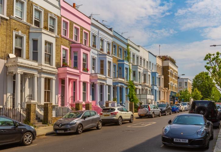 Κάτοικοι του Notting Hill βάφουν μαύρα τα χρωματιστά σπίτια τους για να διώξουν τους τουρίστες