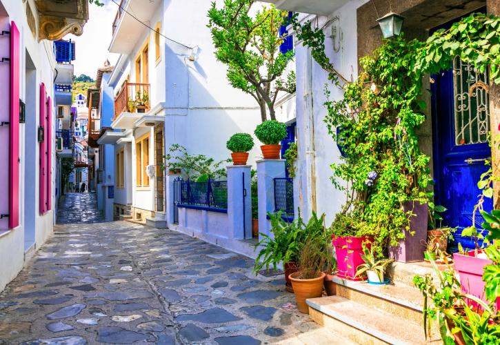 Άνδρος και Σκόπελος στους 13 καλοκαιρινούς προορισμούς του «Just one for the road»