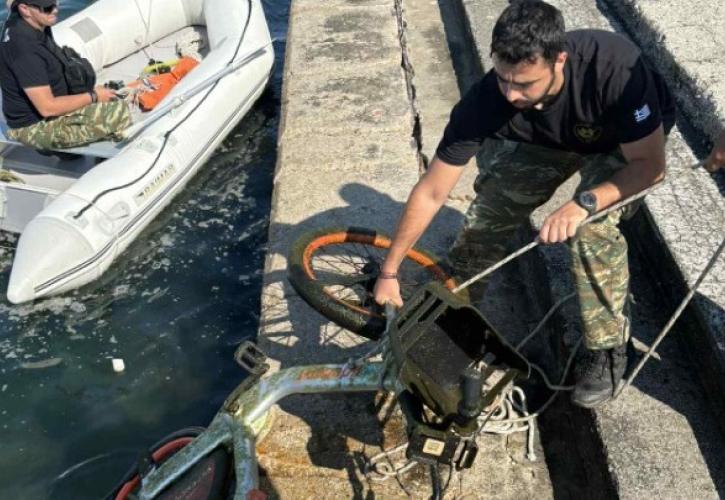 Θεσσαλονίκη: Δύτες «ψάρεψαν» πατίνια, λάστιχα και μηχανές από το βυθό του Θερμαϊκού