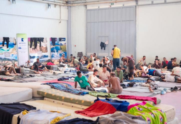 Τι θα κάνουν με τους μετανάστες της Κρήτης; Οι θέσεις των κομμάτων, η μάχη των συνταγματολόγων και του ΠΑΣΟΚ