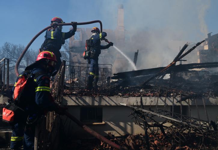 Σε ύφεση η φωτιά στη Ραφήνα: Κάηκαν σπίτια, 57 απεγκλωβισμοί - Μάχη με τις αναζωπυρώσεις