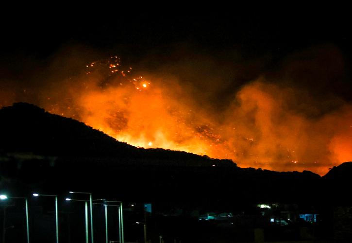 Εκτός ελέγχου η πυρκαγιά στην Ιεράπετρα - Ολονύχτια μάχη με τις φλόγες