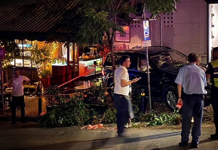 Κολωνάκι: Αυτοκίνητο έπεσε σε κατάστημα εστίασης - 11 τραυματίες