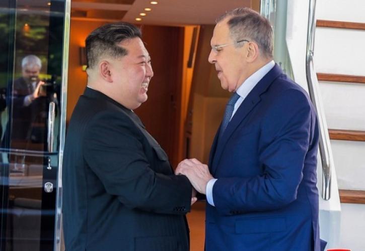 Ο ηγέτης της Βόρειας Κορέας διαβεβαίωσε τον Λαβρόφ για την «άνευ όρων» υποστήριξή του στη Μόσχα