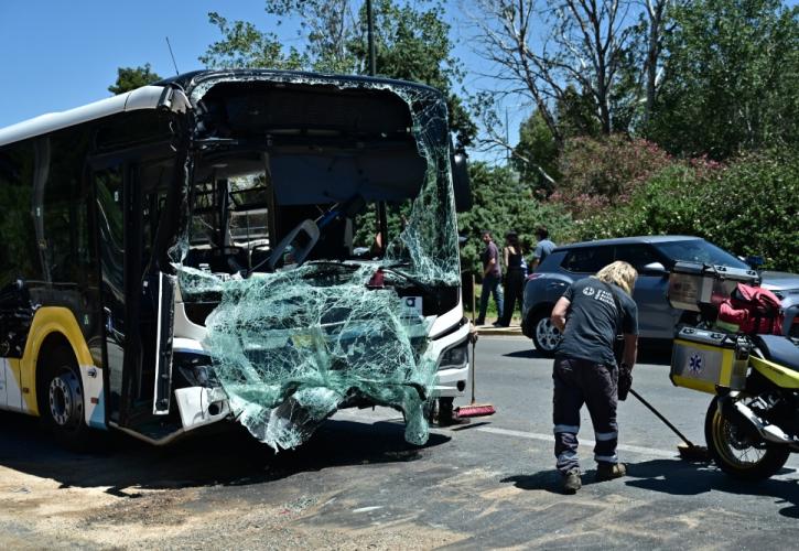 Σύγκρουση λεωφορείων του ΟΑΣΑ στην παραλιακή - Τουλάχιστον 47 τραυματίες, οι τρεις σοβαρά