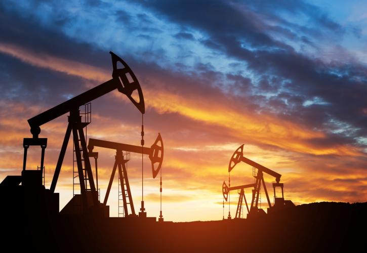 Εβδομαδιαίες απώλειες 1% για το πετρέλαιο με φόντο το πλαφόν της ΕΕ στη Ρωσία