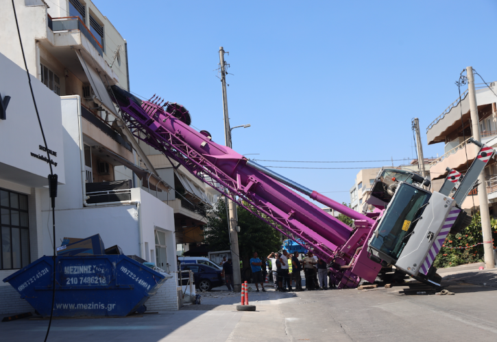Περιστέρι: Γερανοφόρο όχημα έπεσε πάνω σε διώροφη οικία
