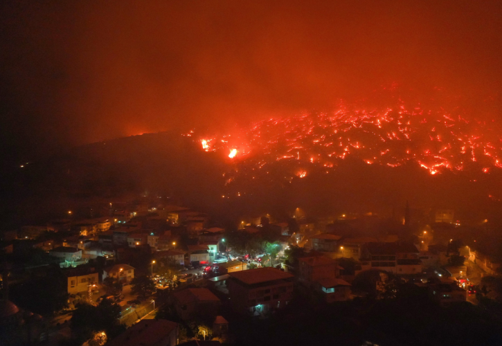 Τουρκία: Χιλιάδες άνθρωποι απομακρύνονται, μάχη των πυροσβεστών με τις πυρκαγιές